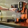 Vale a pena ter uma cafeteira elétrica? Veja 8 vantagens
