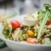 Saladas deliciosas e refrescantes para seu almoço