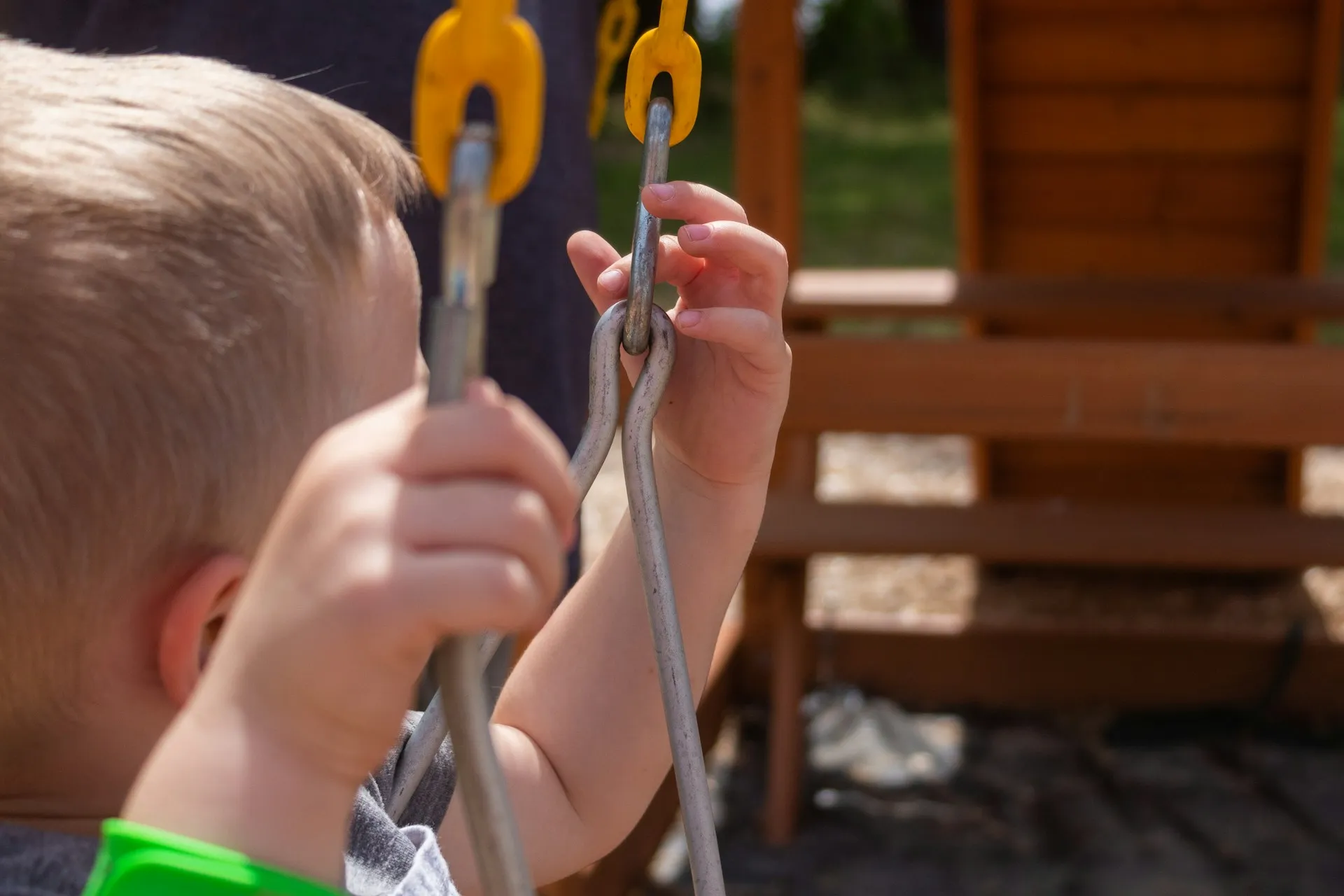 Pergolado com balanço: transforme o jardim em um refúgio encantador