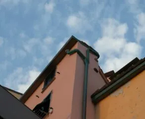 Rufos em telhados: proteção contra chuvas