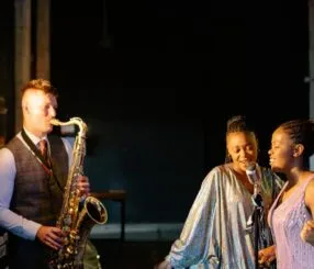 A música que toca no filme Todos Menos Você é inesquecível