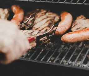 Vantagens de ter um kit de churrasco em casa