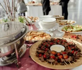 Como funciona um buffet completo com carnes para seu evento