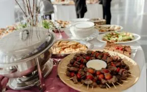 Como funciona um buffet completo com carnes para seu evento