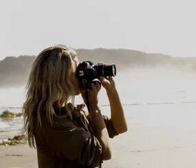 Como tirar foto na praia sozinha e arrasar nas poses