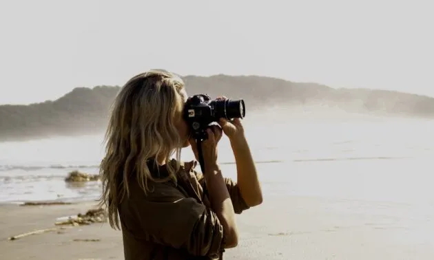 Como tirar foto na praia sozinha e arrasar nas poses