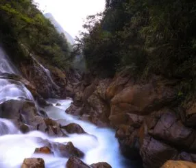 Descubra a magia da Cachoeira dos Cristais agora!