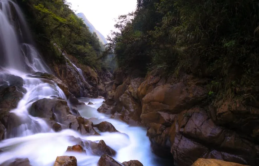 Descubra a magia da Cachoeira dos Cristais agora!