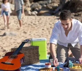 O que levar para comer na praia e economizar de verdade