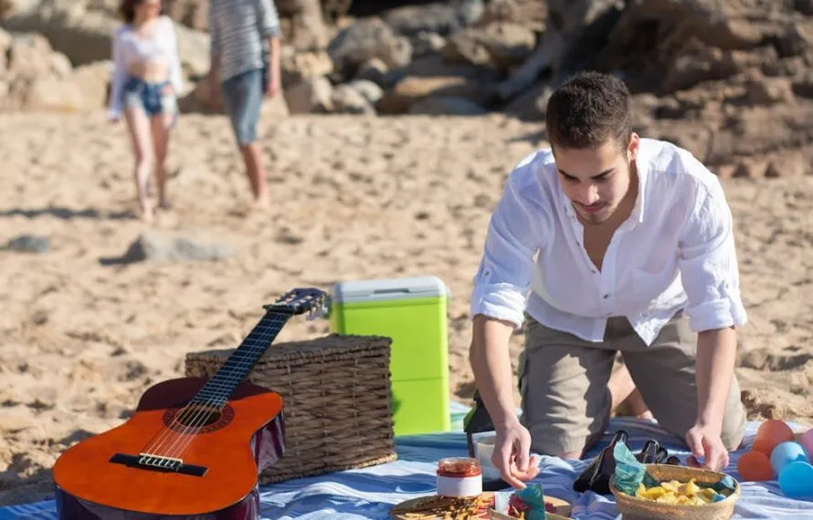O que levar para comer na praia e economizar de verdade