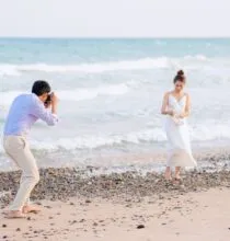 Como tirar fotos na praia: poses que arrasam