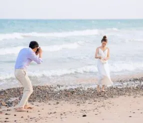 Como tirar fotos na praia: poses que arrasam
