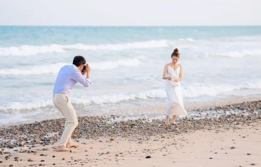 Como tirar fotos na praia: poses que arrasam