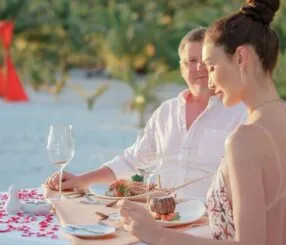 Descubra o que fazer na Praia do Lázaro à noite