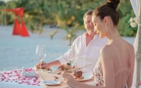 Descubra o que fazer na Praia do Lázaro à noite