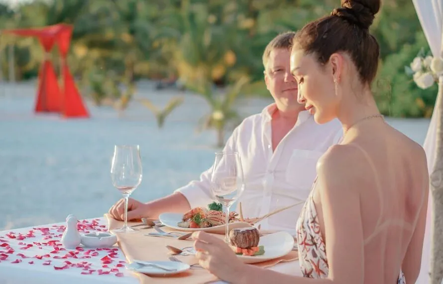 Descubra o que fazer na Praia do Lázaro à noite