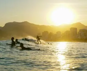 Onde fica a Praia do Arpoador e por que você deve ir?