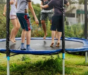 Dicas para economizar no aluguel de cama elástica sem perder qualidade