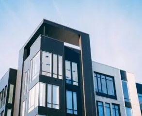 Conforto, Economia e Conhecimento: Planejamento Residencial, Acesso facilitado e o Sucesso Educacional