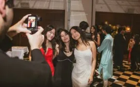 Cuidado Completo para Noivas e Debutantes: O Toque Final da Maquiagem, a Escolha da Roupa Íntima e a Imponência do Traje