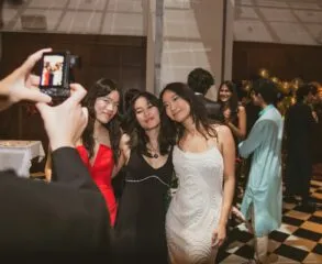 Cuidado Completo para Noivas e Debutantes: O Toque Final da Maquiagem, a Escolha da Roupa Íntima e a Imponência do Traje