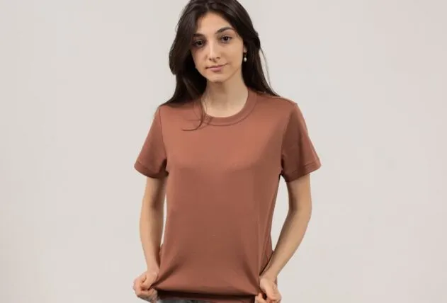 7 dicas para escolher camiseta feminina online sem errar no estilo nem no tamanho