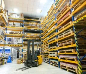 Impacto das empilhadeiras elétricas e selecionadoras na eficiência do armazém