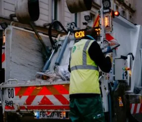 Quais as vantagens de uma caçamba de entulho em uma obra? 9 benefícios