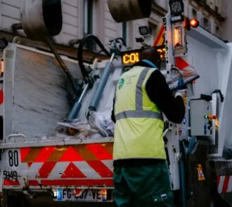 Quais as vantagens de uma caçamba de entulho em uma obra? 9 benefícios