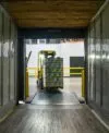 Quando usar empilhadeira elétrica e quando usar selecionadora de pedidos: decisões que definem o ritmo da operação