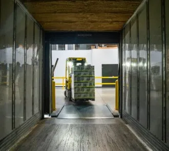 Quando usar empilhadeira elétrica e quando usar selecionadora de pedidos: decisões que definem o ritmo da operação