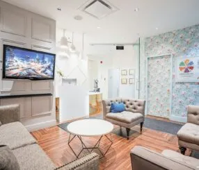 Preenchimento labial discreto que combina com qualquer idade