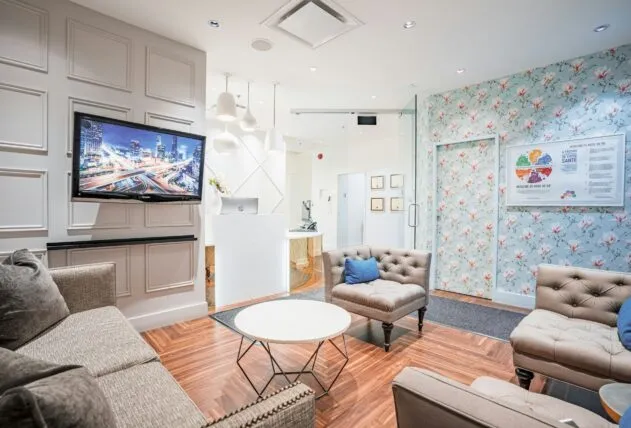 Preenchimento labial discreto que combina com qualquer idade