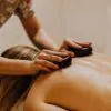 Massagem com pedras quentes: o calor  que promove bem-estar físico e mental
