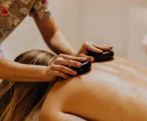 Massagem com pedras quentes: o calor  que promove bem-estar físico e mental