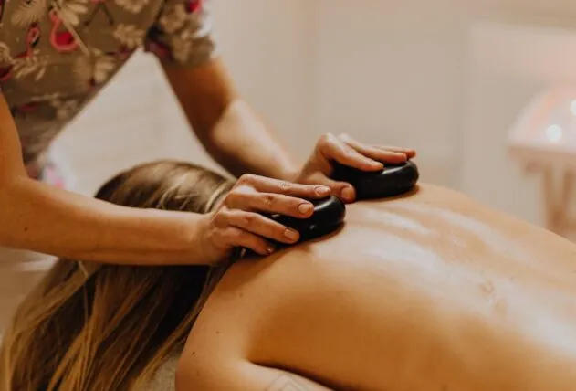 Massagem com pedras quentes: o calor  que promove bem-estar físico e mental