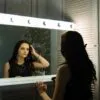 Espelhos, prateleiras e mesas de vidro: ideias para ambientes mais elegantes