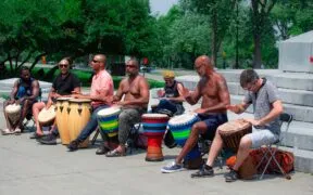 Como a musicalização ajuda adultos a aprender música do zero