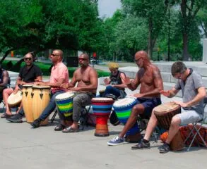 Como a musicalização ajuda adultos a aprender música do zero