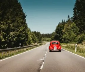 Vai viajar nas férias? Cinco pontos do carro que merecem atenção antes de pegar a estrada