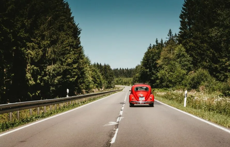Vai viajar nas férias? Cinco pontos do carro que merecem atenção antes de pegar a estrada