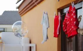 Mancha de sol sai da roupa? Veja o que funciona