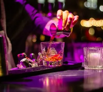 Como calcular bebidas e bartenders para sua festa